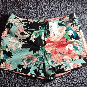 Cute Floral Patterned 4” Shorts NWT